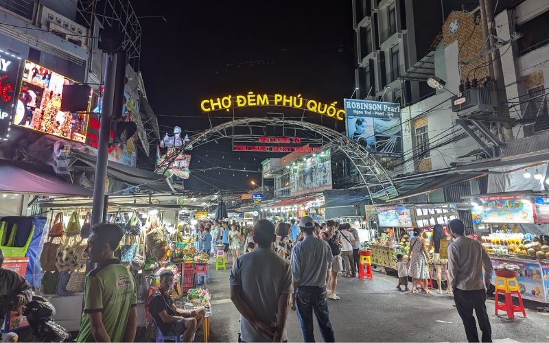 Thuê Xe Ô Tô 16 Chỗ Du Lịch Phú Quốc Uy Tín - Bảng Giá Mới 2025 Bảng Giá Thuê Xe Ô Tô 16 Chỗ Phú Quốc Uy Tín